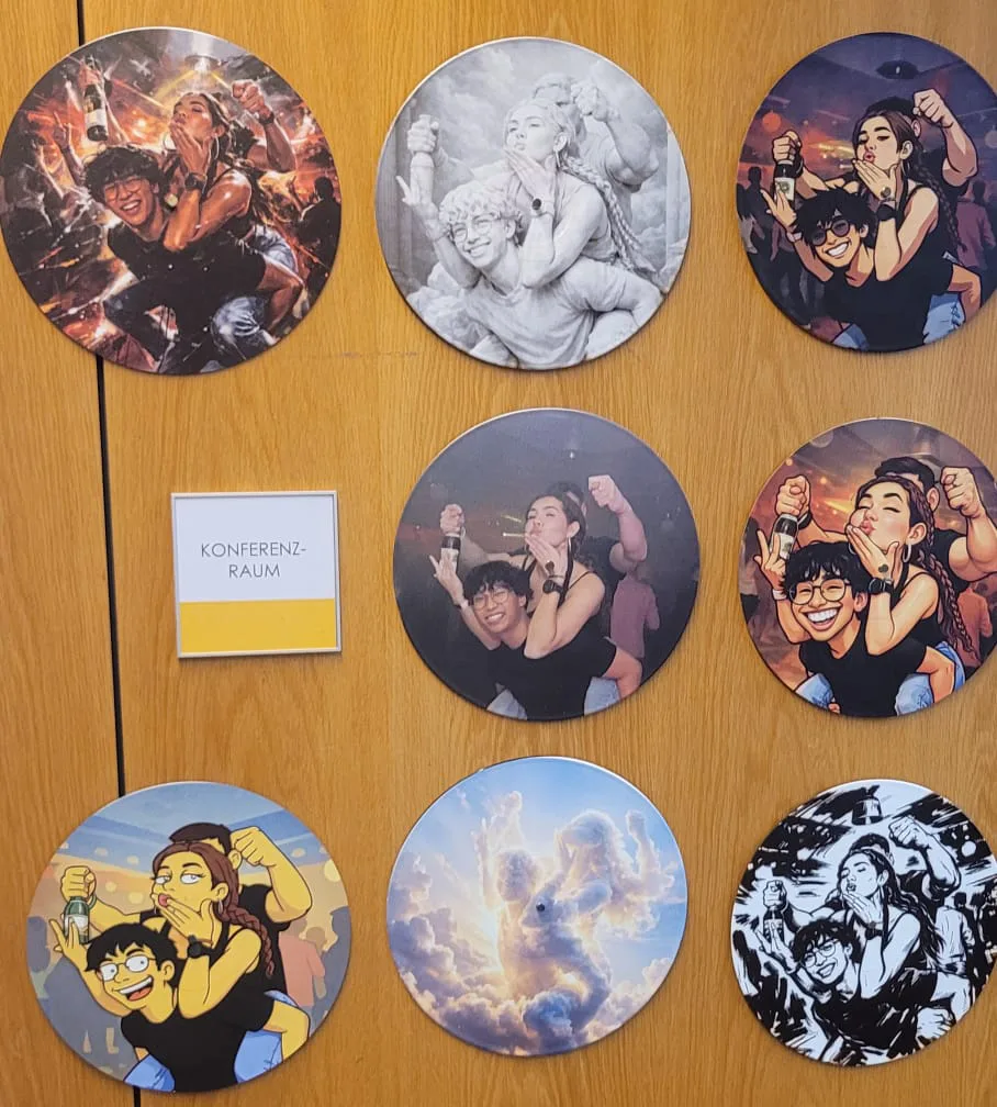 Acht Schallplatten an einer Holzwand – dasselbe Foto in verschiedenen Kunststilen